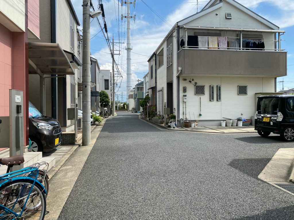 residential driveway quiet daylight